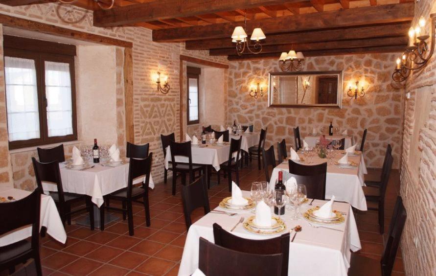 Hotel La Casona De Dona Petra Villarmentero de Campos Esterno foto